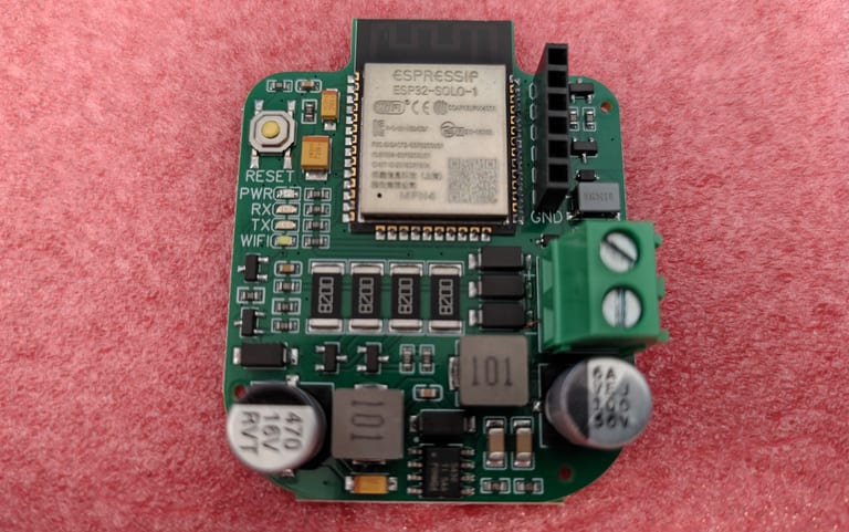 Die ESP32-Türklingel-Bus-Platine: ein ESP32-SOLO-1-Modul auf Mat931s Open-Source-PCB mit Schraubklemme für den Bus.
