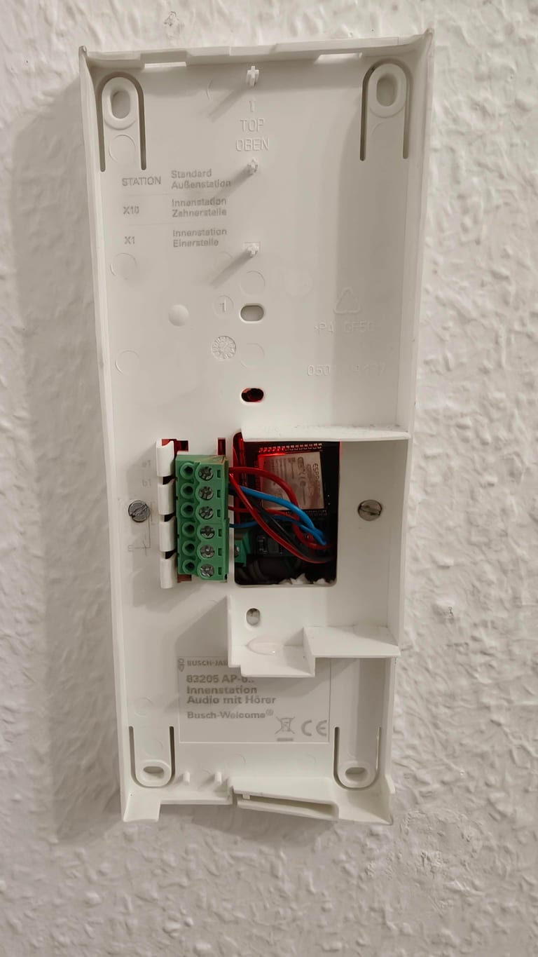 Die ESP32-Platine in der Kabelbüchse hinter dem Busch-Jaeger-83205-Gehäuse.