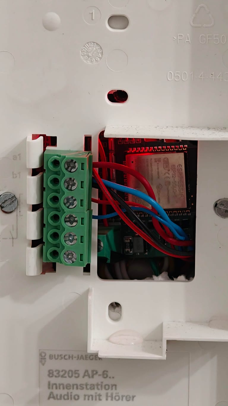 Die ESP32-Platine in der a/b-Schraubklemme in der Kabelbüchse hinter der Innenstation.